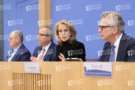 Bundespressekonferenz 'Initiative für einen handlungsfähigen Staat' in Berlin