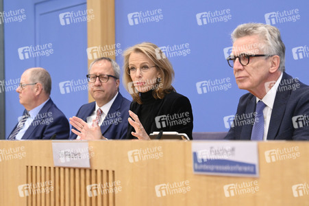 Bundespressekonferenz 'Initiative für einen handlungsfähigen Staat' in Berlin