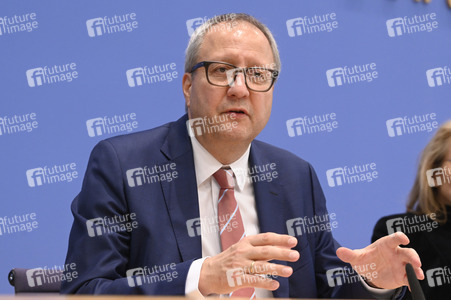 Bundespressekonferenz 'Initiative für einen handlungsfähigen Staat' in Berlin