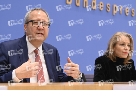 Bundespressekonferenz 'Initiative für einen handlungsfähigen Staat' in Berlin