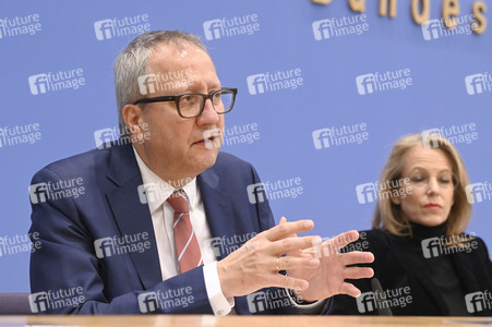 Bundespressekonferenz 'Initiative für einen handlungsfähigen Staat' in Berlin