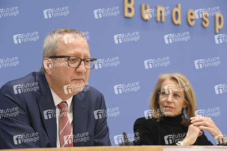 Bundespressekonferenz 'Initiative für einen handlungsfähigen Staat' in Berlin