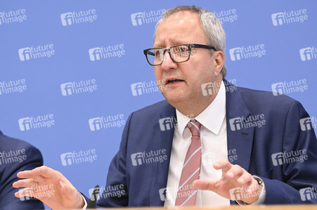 Bundespressekonferenz 'Initiative für einen handlungsfähigen Staat' in Berlin