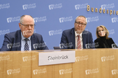 Bundespressekonferenz 'Initiative für einen handlungsfähigen Staat' in Berlin