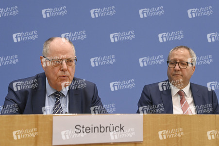 Bundespressekonferenz 'Initiative für einen handlungsfähigen Staat' in Berlin