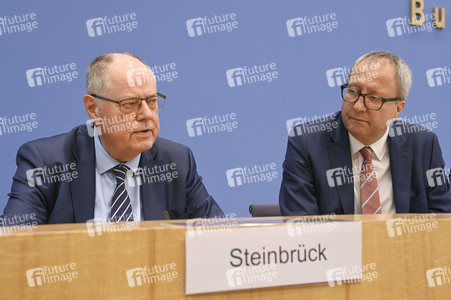 Bundespressekonferenz 'Initiative für einen handlungsfähigen Staat' in Berlin