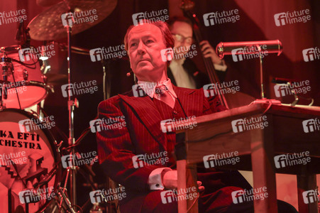 Musikalische Lesung mit Ulrich Noethen und dem Moka Efti Orchestra in Köln