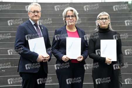 Bundespressekonferenz 'Fonds Sexueller Missbrauch vor dem Aus?' in Berlin