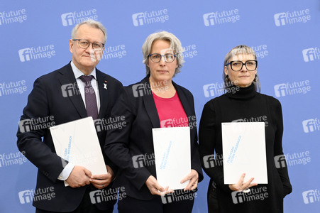 Bundespressekonferenz 'Fonds Sexueller Missbrauch vor dem Aus?' in Berlin