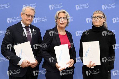 Bundespressekonferenz 'Fonds Sexueller Missbrauch vor dem Aus?' in Berlin