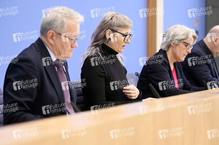 Bundespressekonferenz 'Fonds Sexueller Missbrauch vor dem Aus?' in Berlin