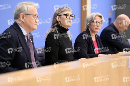 Bundespressekonferenz 'Fonds Sexueller Missbrauch vor dem Aus?' in Berlin