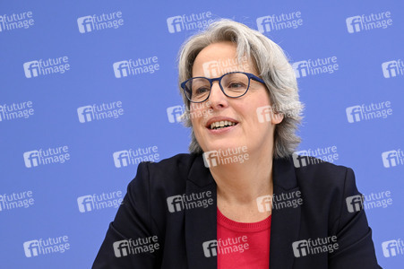 Bundespressekonferenz 'Fonds Sexueller Missbrauch vor dem Aus?' in Berlin