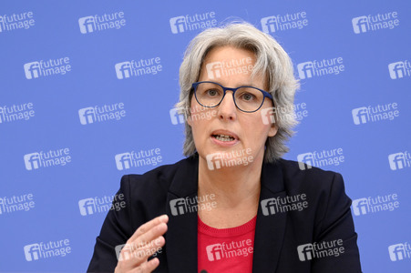 Bundespressekonferenz 'Fonds Sexueller Missbrauch vor dem Aus?' in Berlin