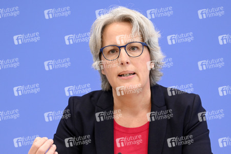 Bundespressekonferenz 'Fonds Sexueller Missbrauch vor dem Aus?' in Berlin