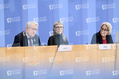 Bundespressekonferenz 'Fonds Sexueller Missbrauch vor dem Aus?' in Berlin