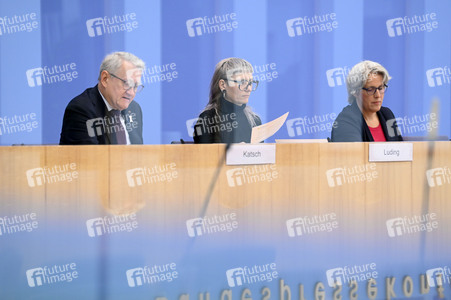 Bundespressekonferenz 'Fonds Sexueller Missbrauch vor dem Aus?' in Berlin