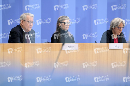 Bundespressekonferenz 'Fonds Sexueller Missbrauch vor dem Aus?' in Berlin