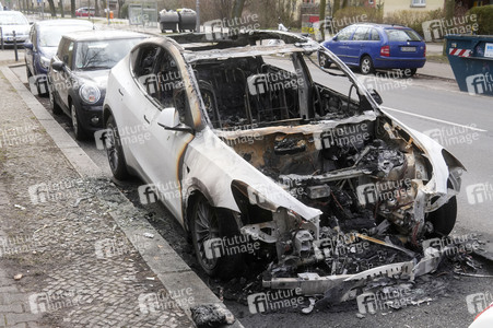 Ausgebranntes Auto der Marke Tesla in Berlin