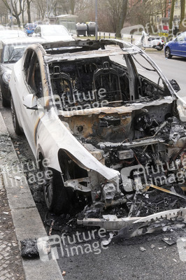 Ausgebranntes Auto der Marke Tesla in Berlin