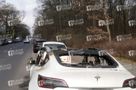 Ausgebranntes Auto der Marke Tesla in Berlin