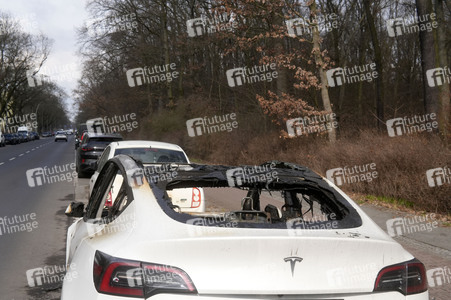 Ausgebranntes Auto der Marke Tesla in Berlin
