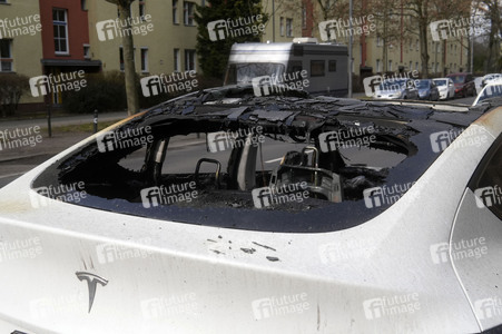 Ausgebranntes Auto der Marke Tesla in Berlin
