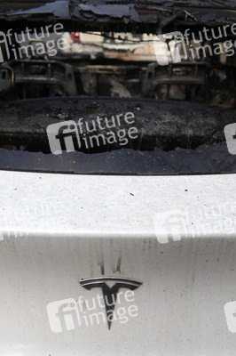 Ausgebranntes Auto der Marke Tesla in Berlin