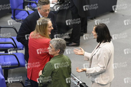 214. Sitzung des Deutschen Bundestages in Berlin