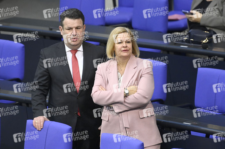 214. Sitzung des Deutschen Bundestages in Berlin