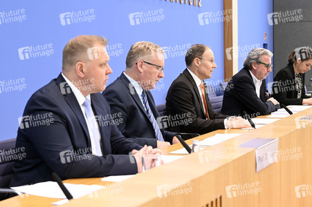 Bundespressekonferenz Entwurf eines Gesetzes zur Schlichtung von Tarifkonflikten in Berlin
