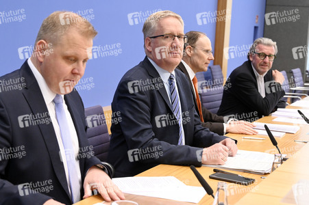 Bundespressekonferenz Entwurf eines Gesetzes zur Schlichtung von Tarifkonflikten in Berlin