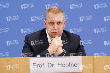 Bundespressekonferenz Entwurf eines Gesetzes zur Schlichtung von Tarifkonflikten in Berlin