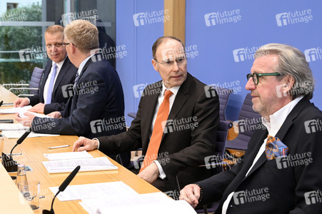 Bundespressekonferenz Entwurf eines Gesetzes zur Schlichtung von Tarifkonflikten in Berlin
