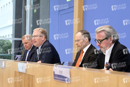 Bundespressekonferenz Entwurf eines Gesetzes zur Schlichtung von Tarifkonflikten in Berlin