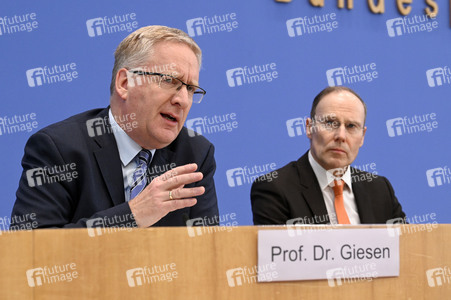 Bundespressekonferenz Entwurf eines Gesetzes zur Schlichtung von Tarifkonflikten in Berlin