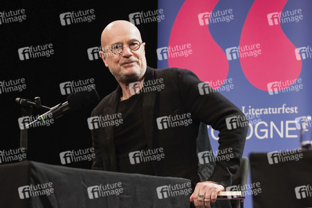 Joël Dicker und Christian Berkel auf der lit.Cologne 2025 in Köln