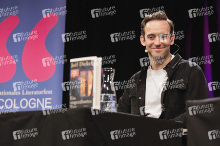 Joël Dicker und Christian Berkel auf der lit.Cologne 2025 in Köln