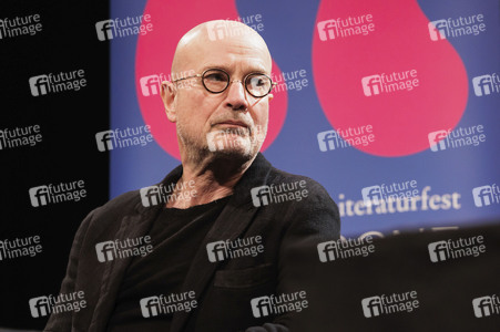 Joël Dicker und Christian Berkel auf der lit.Cologne 2025 in Köln