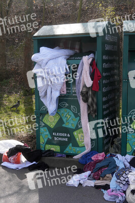 Symbolfoto Altkleidercontainer