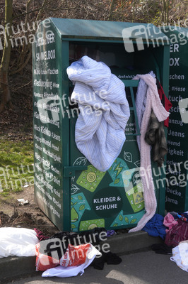 Symbolfoto Altkleidercontainer