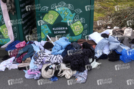 Symbolfoto Altkleidercontainer