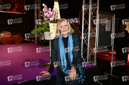 Taufe einer Orchidee auf den Namen 'Suzanne von Borsody' in Dresden