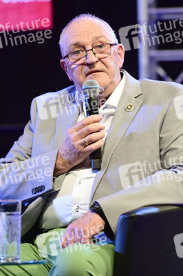 Taufe einer Orchidee auf den Namen 'Suzanne von Borsody' in Dresden