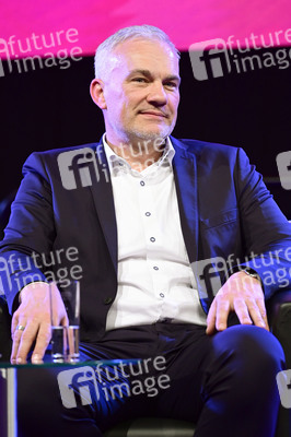 Taufe einer Orchidee auf den Namen 'Suzanne von Borsody' in Dresden