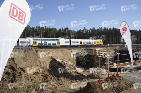 Spatenstich für den neuen Bahnhof Fangschleuse in Grünheide