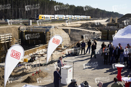 Spatenstich für den neuen Bahnhof Fangschleuse in Grünheide