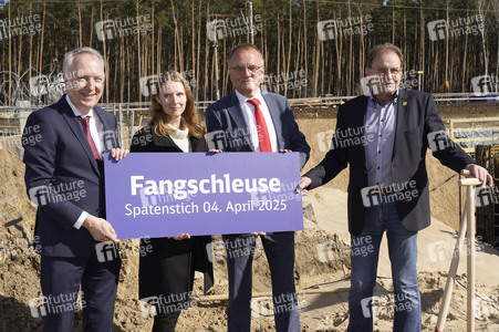 Spatenstich für den neuen Bahnhof Fangschleuse in Grünheide