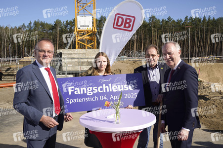 Spatenstich für den neuen Bahnhof Fangschleuse in Grünheide