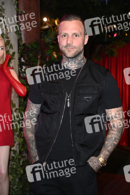 Kontra K bei der Enthüllung seiner Wachsfigur und der Eröffnung des neuen Themenbereichs 'Berlin Vibes' im Madame Tussauds in Berlin